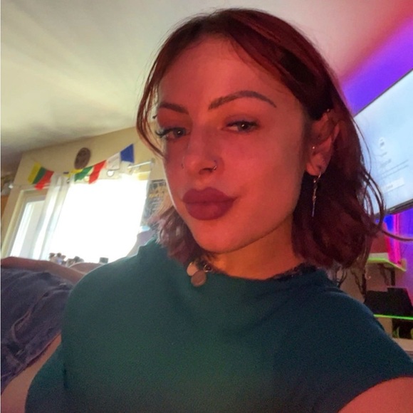 Meet your Posher, Danielle - Picture 9 of 9